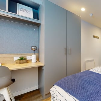 Gold En Suite - Image 1