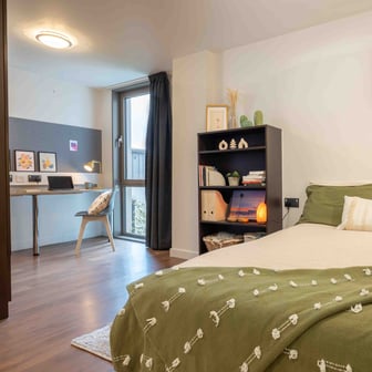 Gold En Suite - Image 1