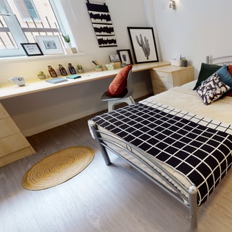 Silver En Suite - Image 1