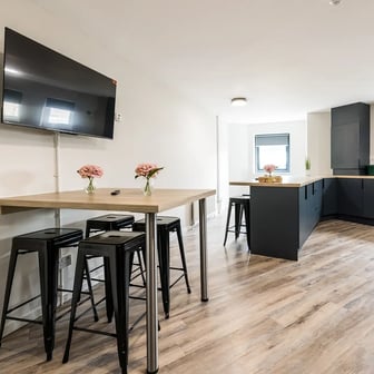 9 Bed En Suite Flat - Image 6