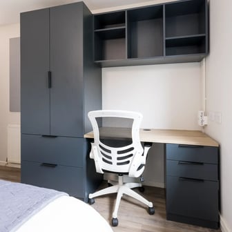 9 Bed En Suite Flat - Image 3