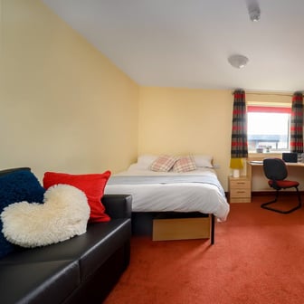 5 Bedroom Apartment – Deluxe Room - Image 1