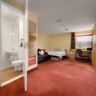 6 Bedroom Apartment – Deluxe - Image 1