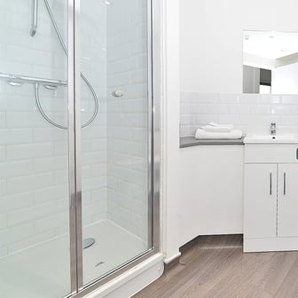 One Bed Apartment - Image 4