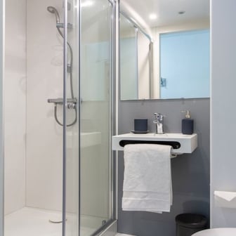 Large Classic Ensuite - Image 2