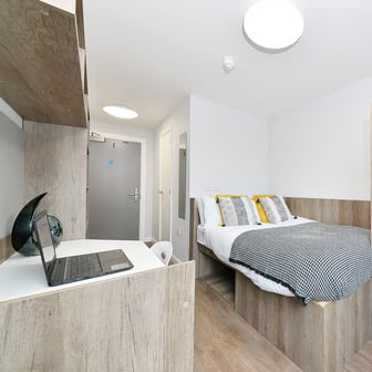 Attic Plus En Suite - Image 3