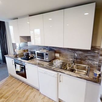 Gold En-suite - Image 13