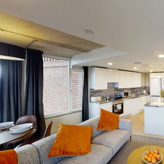 Gold En-suite - Image 15