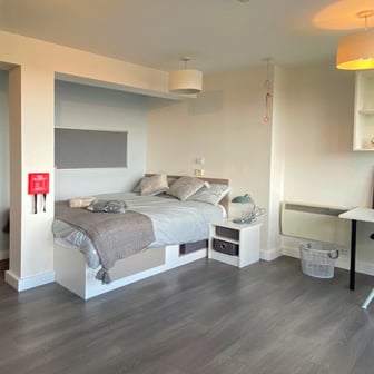 Luxury Studio with Bath - Image 1