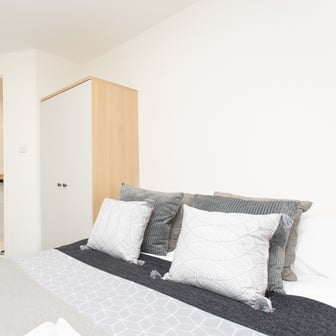 Deluxe Ensuite - Image 8