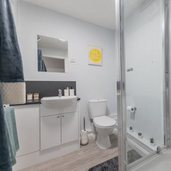 Silver En-suite - Image 2