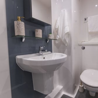 Silver Ensuite - Image 4