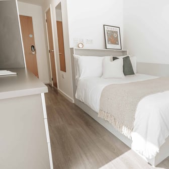 Gold En Suite - Image 1