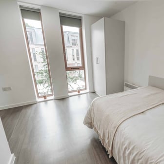 Gold En Suite - Image 1