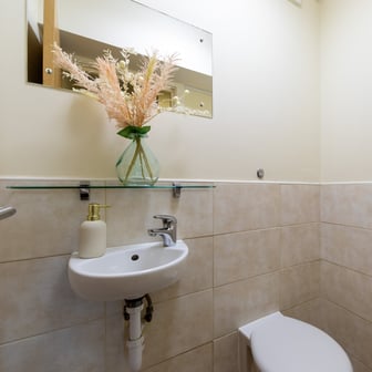 Gold Ensuite - Image 3