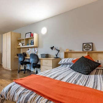 One Bed Apartment - Image 2