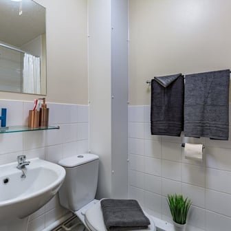 Classic 2 Bed Ensuite - Image 4