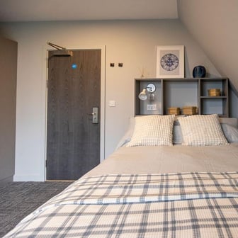 Classic 2 Bed Apartment - Image 1