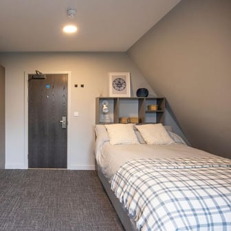 Classic 2 Bed Apartment - Image 2