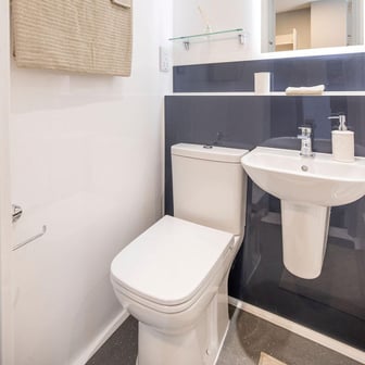 Premium 2 Bed Apartment - Image 7