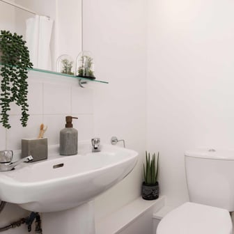 Gold En Suite - Image 4