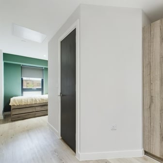 Luxury Ensuite - Image 3