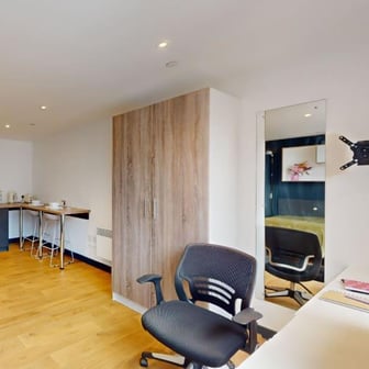 Penthouse Deluxe Studio - Image 2