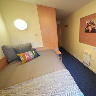 Standard Ensuite (within a 4 bed flat) - Image 3