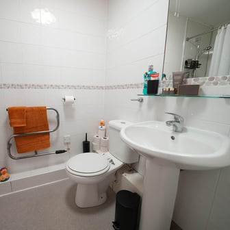 Standard Ensuite (within a 5 bed flat) - Image 5