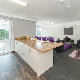 Gold En-suite - Image 5