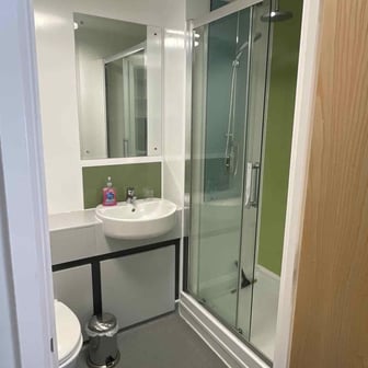 1 Bedroom Apartment bathroom
