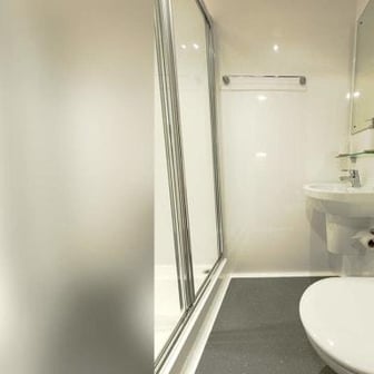 5 Bed Standard Ensuite - Image 3