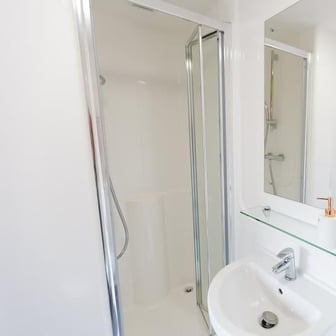 Silver Ensuite - Image 5