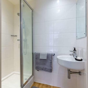 Deluxe Studio with Bath - Image 3