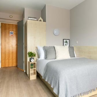 Silver En Suite - Image 1