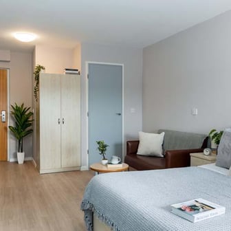 Gold En Suite - Image 1