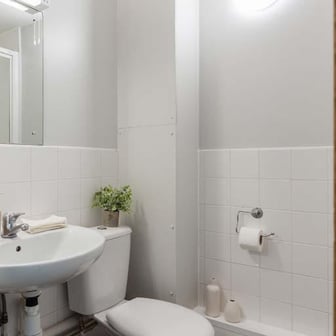 Gold En Suite - Image 7