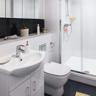Deluxe One Bed bathroom
