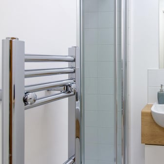 Deluxe Studio bathroom