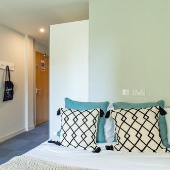 Gold Ensuite - Image 11