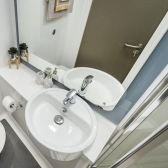 Gold Ensuite - Image 2
