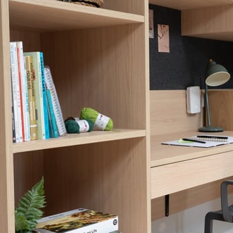 Ultimate Studio - Desk
