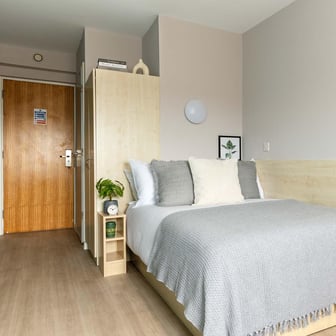 Silver En Suite - Image 1