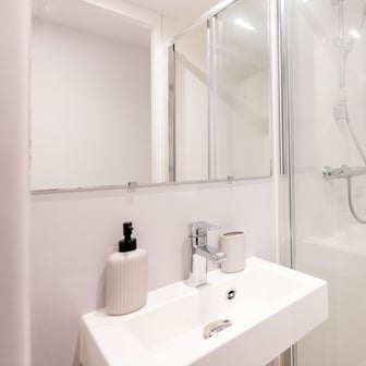 Deluxe Ensuite - Image 6