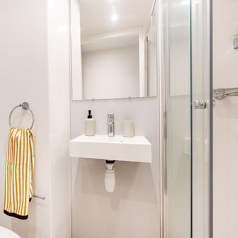 Deluxe Ensuite - Image 5