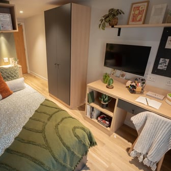 Classic Ensuite, Lower Tower - Image 9