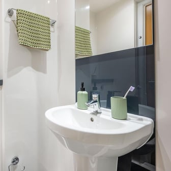 Deluxe Ensuite - Image 7