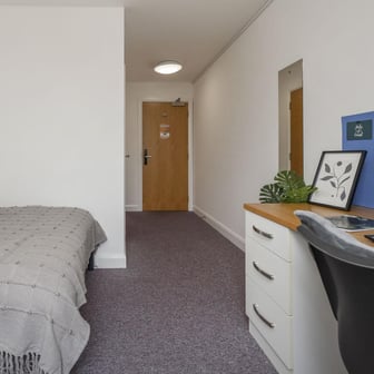 Premium Ensuite with View - Image 2