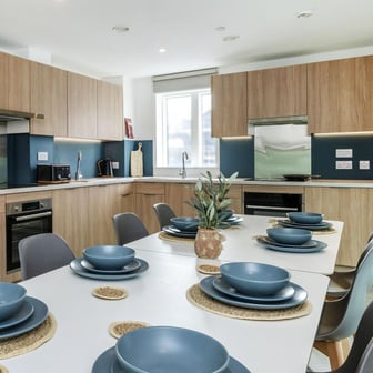 Classic 5-6 Bed Ensuite - Image 2