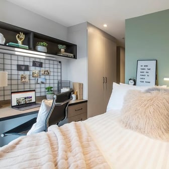 Ultra Premium 5 Bed Apartment Larger Room - Image 2